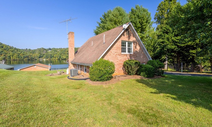 Ingles House | Lake View Retreat: Ideal 3BR Home in Pulaski, VA