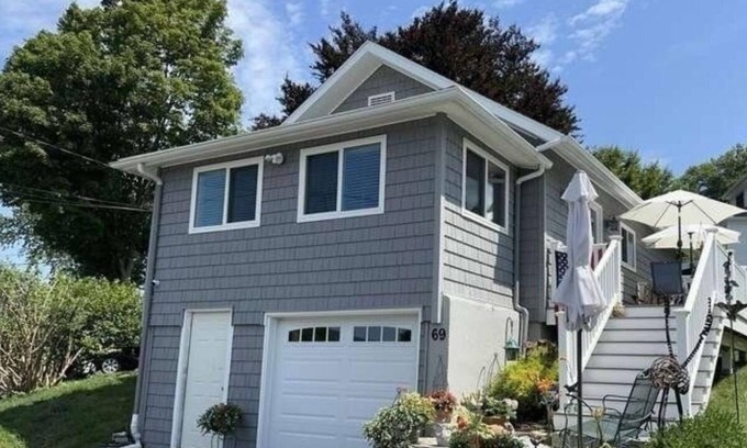 Pittsfield Cottage | Charming Lakeview Cottage in Heart of the Berkshires