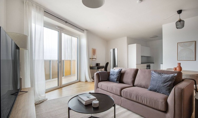 Erdberg Apartment | Modern Landstraße 2BR with Gym & Family-Friendly Amenities