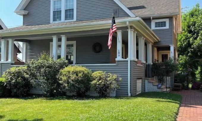 Worcester House | Spacious 3 Bedroom Haven with Ocean View & Hot Tub