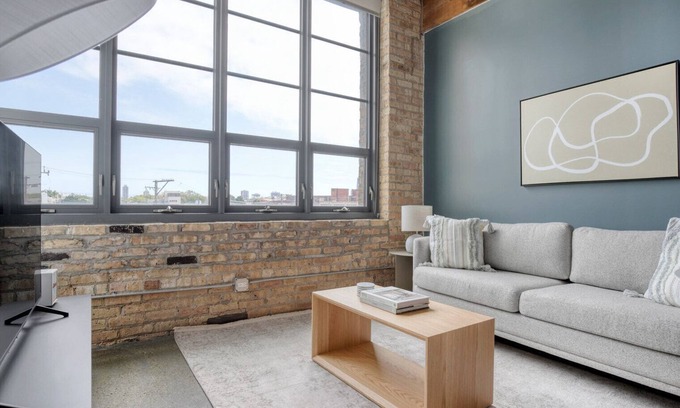 Sheffield Neighbors Apartment | Cozy Lincoln Park 2BR with Gym, Roof Access & More