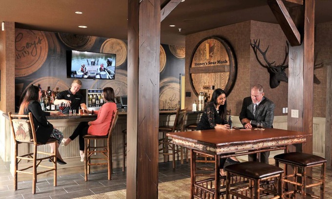 Independence Hotel | Unique Lodge with Family Fun and Pet-Friendly Amenities