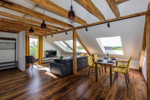 Lochbrucke Apartment | Cozy Bodensee Loft Ferienwohnung for Family Getaways