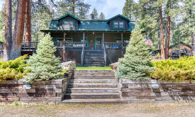 Grantsdale Cabin | Top-Rated Log Cabin Near Scenic Lake & Mountain Activities