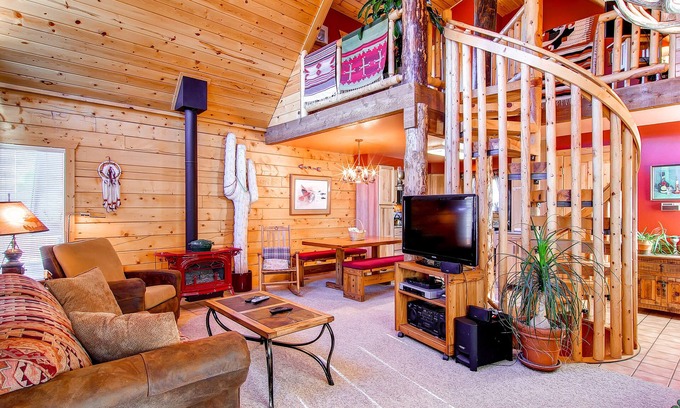 Dillon House | Cozy Log Cabin Retreat with Hot Tub - Pet Friendly Stay!