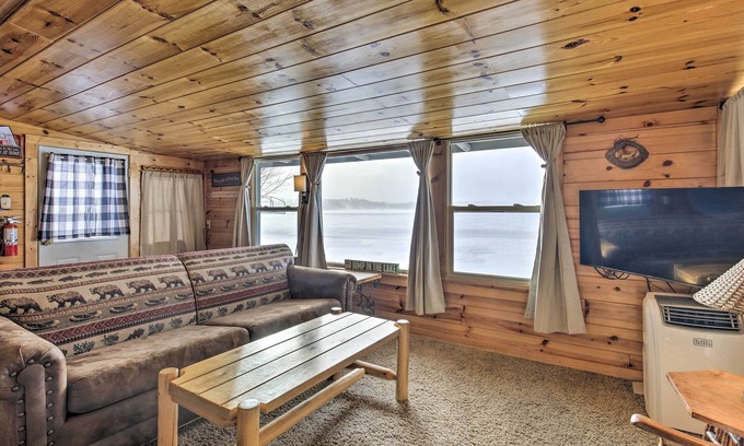 Sayner Cottage | Charming Lost Lake Cabin: Fish, Boat & Hunt!
