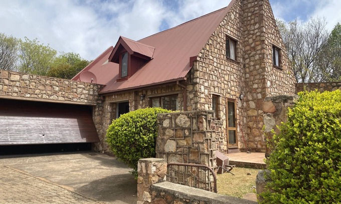 Dullstroom Villa | Elegant Critchley Stone Villa in Dullstroom: Pet Friendly Stay