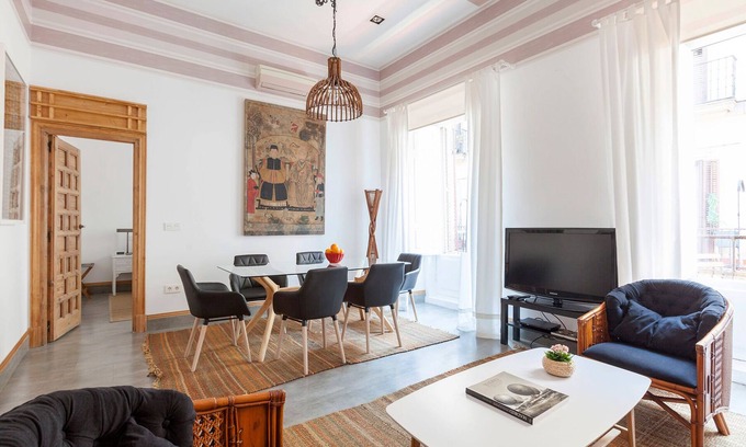 Sol Apartment | Elegant Apartment near Plaza Mayor with Spa and Breakfast