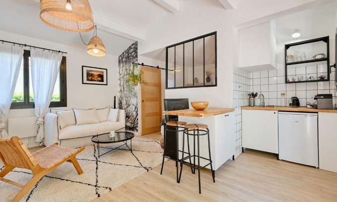 Saint-Barnabe Apartment | Cozy Maisonette Studio with Kitchen & Family Amenities