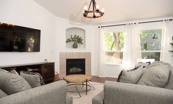 Meridian House | Unforgettable Meridian House: Prime Location & Pet Friendly!