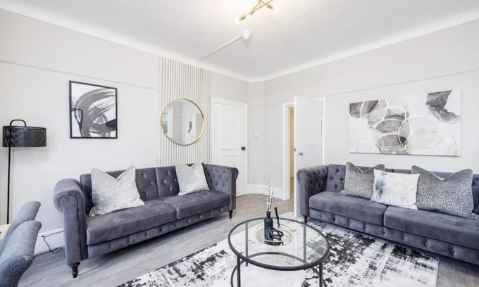 Southend-on-Sea Apartment | Charming & Modern 2BR City Centre Near High St by Luxiety Stays