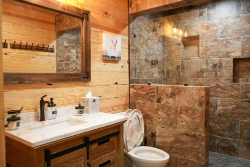 Bridgeport House | Modern Cabin with Hot Tub, Fire Pit & Games for Families