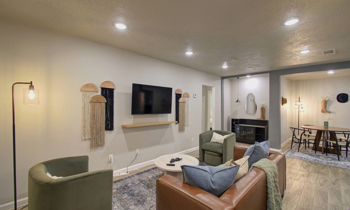 MacGregor House | Charming Modern Minimalist 4-Bedroom Steps from UH