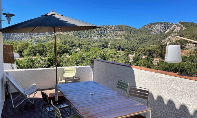 Evenos Villa | Modern Villa with Vineyard View and Complimentary Breakfast