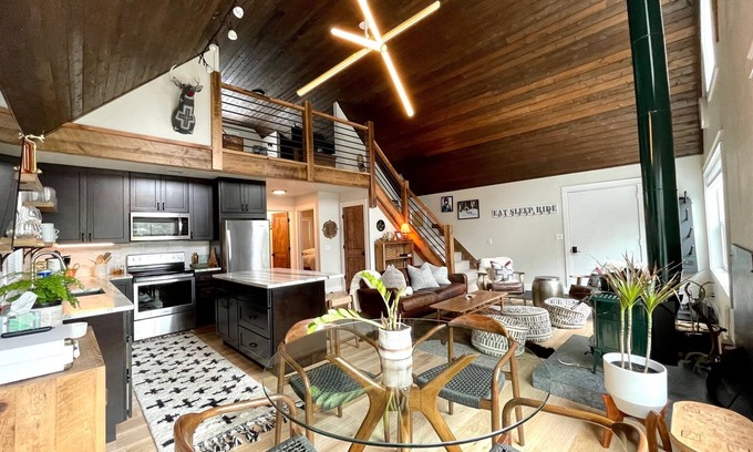 Sandpoint House | Charming Mountain Cabin Sleeps 12
