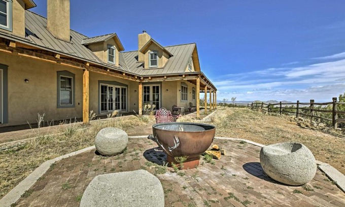 Cerrillos House | Inviting Mountain Retreat with Spectacular Views & Fire Pit