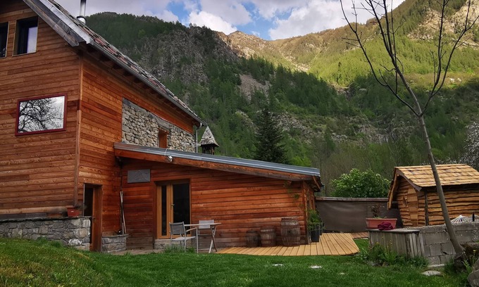 Champoleon House | Mountain House Retreat: 10/10 Rated & Pet Friendly Amenities