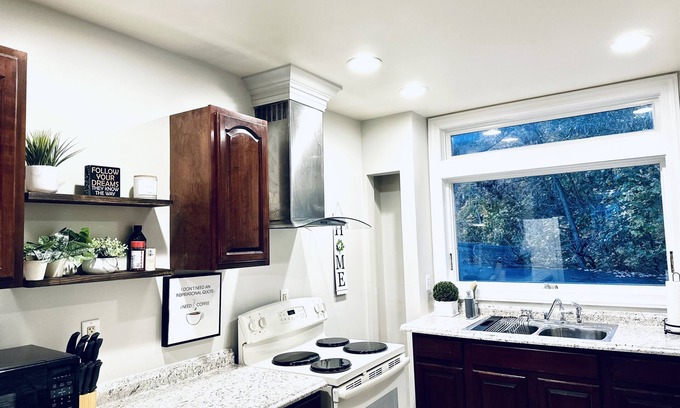 Cumberland Apartment | Cozy Mountain View Retreat: Pet-Friendly & Near Downtown