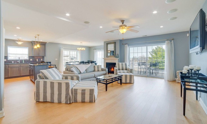 New Buffalo Condo | Inviting New Buffalo Condo: Steps from Lake Michigan!