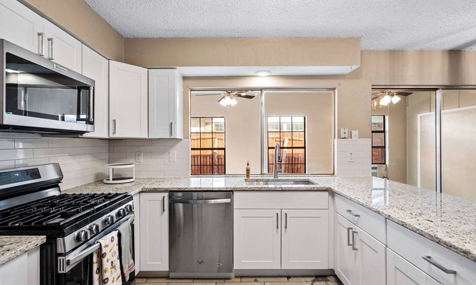 Garland House | Charming newly upgrade 4-bedroom house in Garland, king beds, near highway