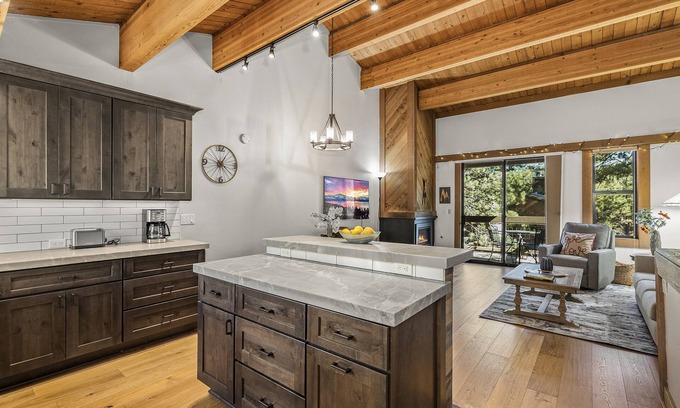 Truckee House | Top-Rated Aspen Grove Hideaway with Pool & Breakfast