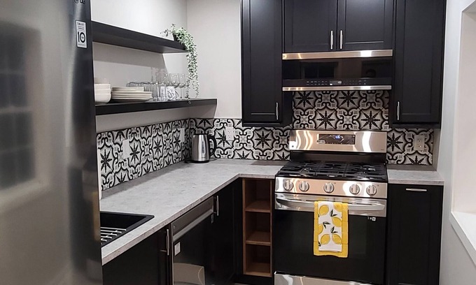 Port Dover Cottage | Tranquil Oasis Retreat with Spa, Breakfast & Family Amenities
