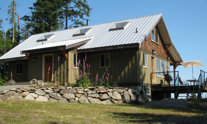 Pender Island House | Ocean View House with Hot Tub & 10/10 Guest Rating
