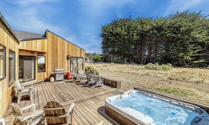 Sea Ranch House | Oceanfront Retreat: Hot Tubs, Pools & Scenic Views