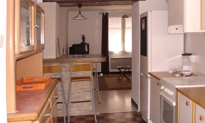 L'Isle-sur-la-Sorgue Apartment | Relax in a Historic Old Town House in L'Isle sur la Sorgue
