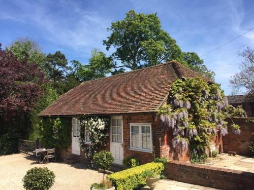 Mapledurwell House | Cozy One Bedroom Cottage - 4 Star Stay with High Ratings