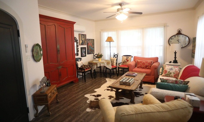 Dallas Apartment | Historic One Bedroom Home in Dallas with Kitchen & Breakfast