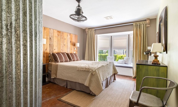 Zilker House | Modern One Bedroom Near Zilker, Rated 9.8/10 & Pet Friendly