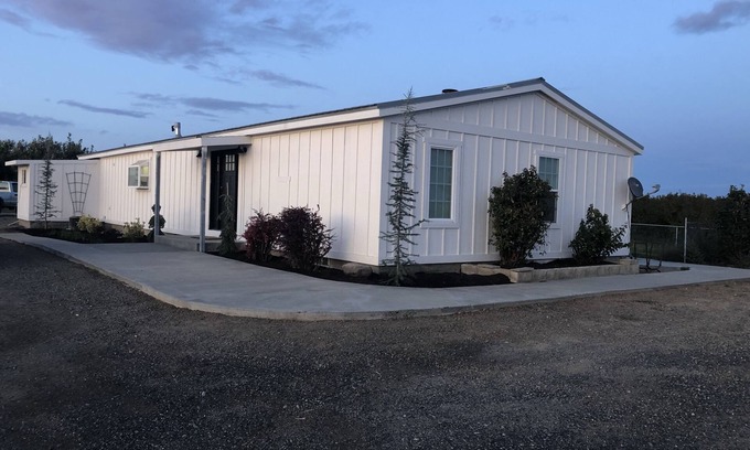 Benton City House | Guest Rated Orchard Farm House with Spa & Family Amenities
