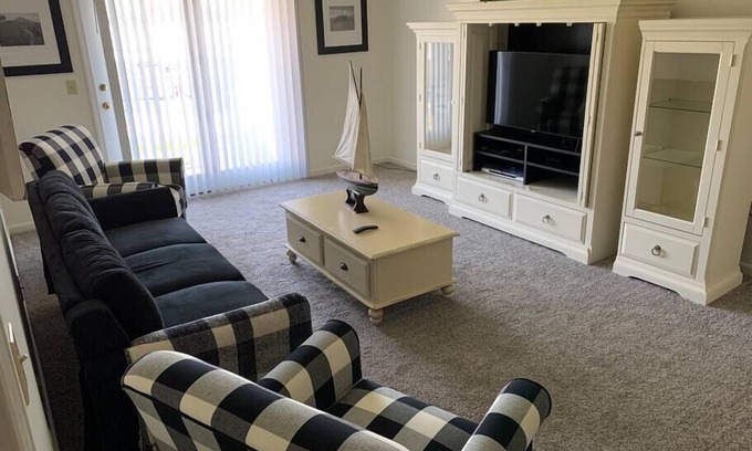 Oshkosh Apartment | Welcoming Oshkosh Residence with Pool and Underground Parking