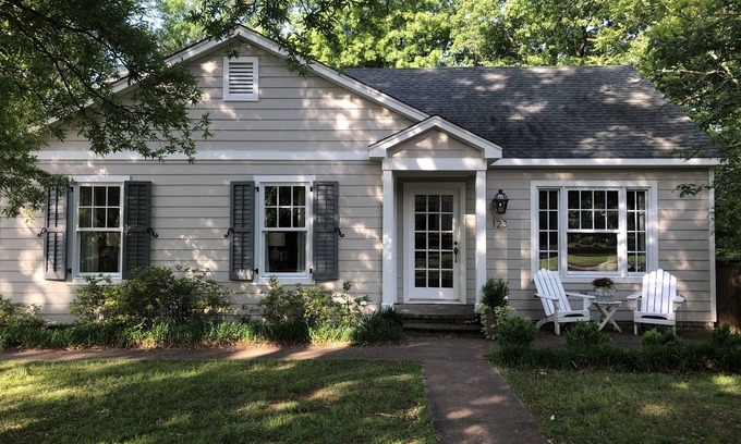 Oxford House | Delightful Oxford Cottage, Steps from the Square!