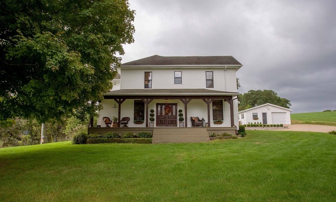 Ponce De Leon House | Inviting Ozark Farmhouse with Pool & Spa Near Branson