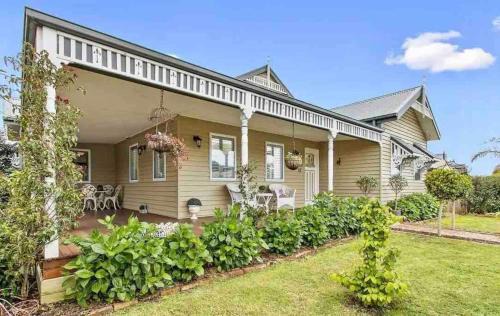 Cowes Villa | Picturesque Period Cottage with Oceanfront Garden Retreat