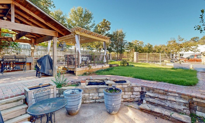 Flower Mound House | Charming pet-friendly home on cul-de-sac with W/D, WiFi, and outdoor pizza oven