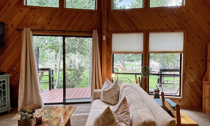 Pine Valley Cabin | Experience Petersen Cottage: Rustic Comfort with Breakfast