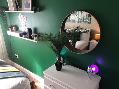 Chapelizod Apartment | Elegant Phoenix Parkside Flat - Family-Friendly Retreat