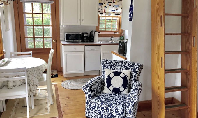 Eel Point Cottage | Inviting Oceanfront Cottage: Walk to Beach & Enjoy Amenities