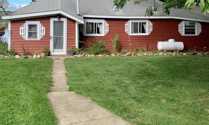 Gladwin Cottage | Waterside Pratt Lake 2BR Cottage - Guest Rated 9.8/10