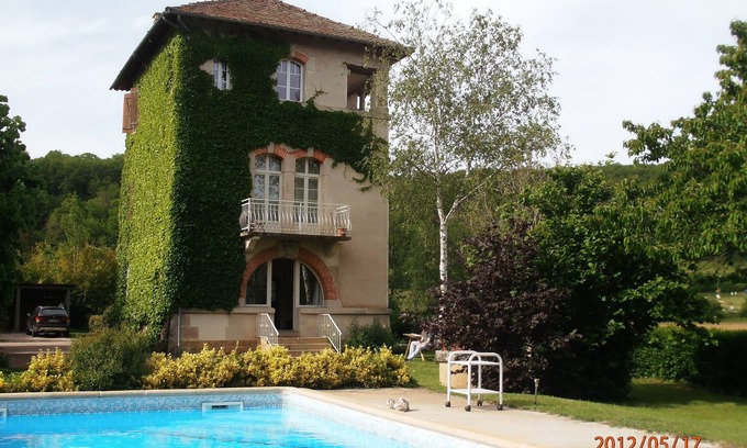 Figeac Villa | Delightful Presbytery Retreat in Figeac with Pool & Kitchen
