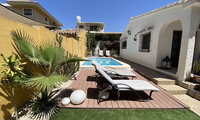 Las Lagunas Ski Chalet | Idyllic 3-Bed Villa with Ocean View & Private Pool in Fuengirola