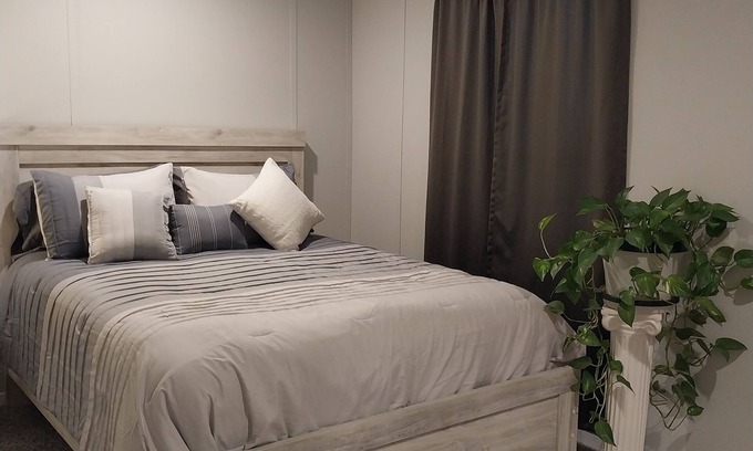 Abilene House | Charming Private Bed/Bath in tranquil North Abilene. Females only, please.