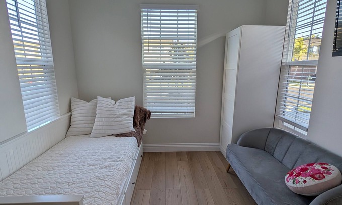 Oak Creek House | Charming private room with own entrance, AC, WiFi, Chromecast in Irvine