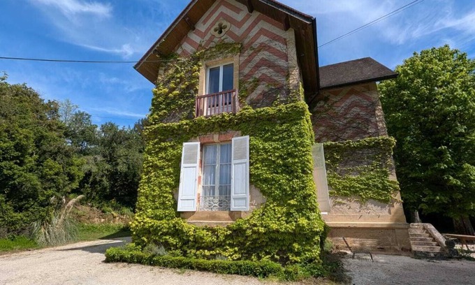 Vitrac House | Charming property in Périgord Noir, private swimming pool and tennis court.
