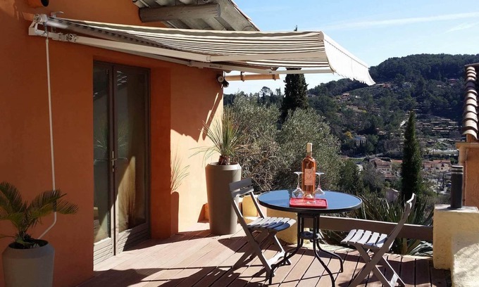 Sollies-Toucas Apartment | Idyllic Provençal Village Studio with Ocean Views & Pool