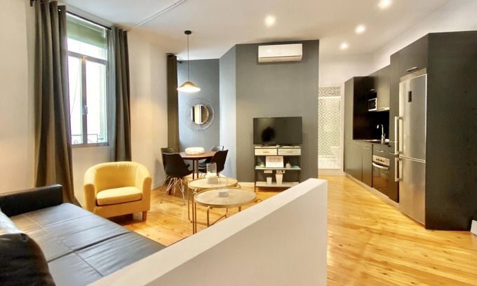 Las Acacias Apartment | Inviting Puerta de Toledo III: Central Location & Family-Friendly