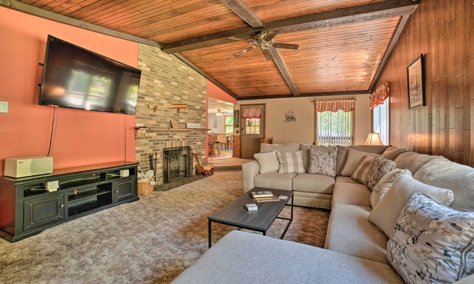 Westford House | Idyllic Pymatuning Lake House with Spa & Pet-Friendly Perks